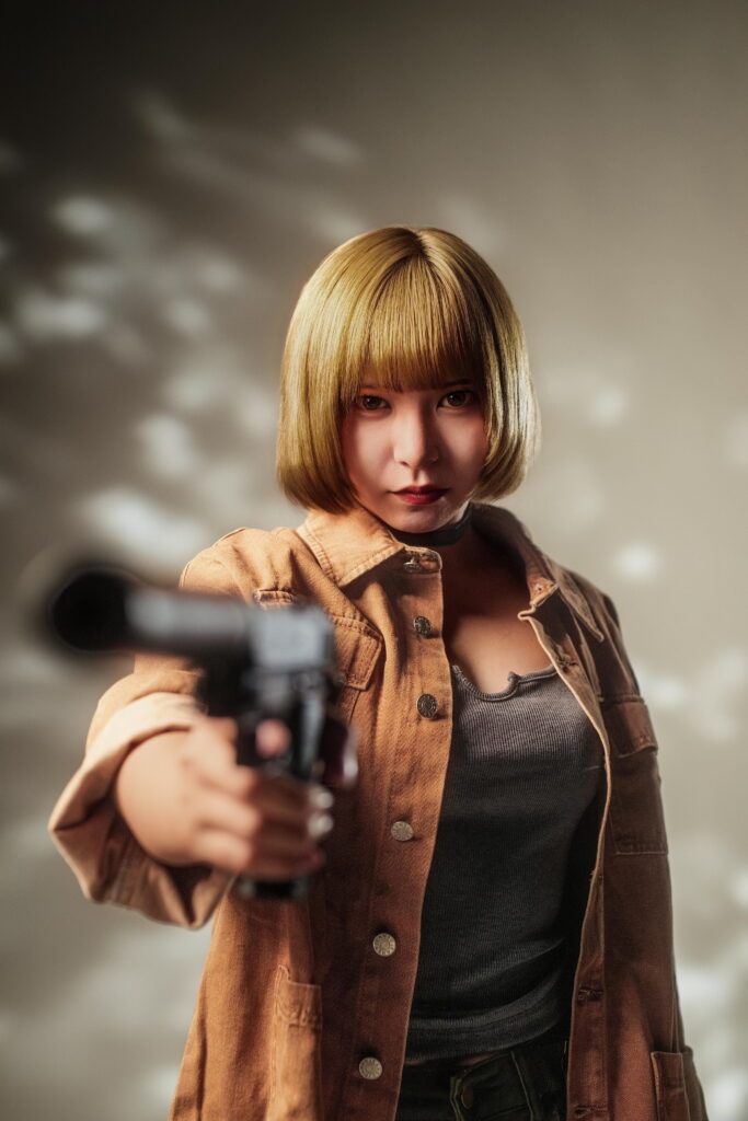 映画レオンのオマージュ
銃を構えるマチルダ